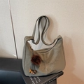 Olijfgroene Maillard hobo tas met verstelbare riem en decoratieve pompon hanger - Groen met Hanger
