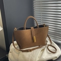 Elegante bruine lederen handtas met gouden sluiting en verstelbare schouderriem - Bruin