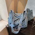 Borsa tote in denim azzurro con cerniere nere e tracolla larga regolabile in stile trendy - Azzurro