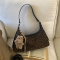 Hobo-Tasche mit Leopardenmuster, Plüschhund-Anhänger und schwarzem Leder-Schultergurt - Leopardenmuster Mit Anhänger