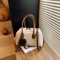 Retro Boston Bag in Creme-Weiß mit braunen Trägern und Plüschball-Anhänger im Set - Gebrochenes Weiß