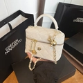 Mini borsa beige a scatola trapuntata con ciondolo a camelia dorata e catena - Bianco