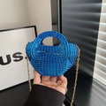 Borsa a mano in perline acriliche blu con manico e tracolla a catena dorata - Blu
