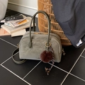 Olivgrüne Retro-Henkeltasche in Matt-Optik mit Fellanhänger und Schulterriemen - Grün