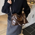 Bolso tote vintage de cuero sintético marrón oscuro brillante con correa ajustable de mujer - Marrón
