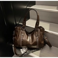 Grande borsa tote retrò marrone scuro in ecopelle lucida con dettagli in rivetti - caffè