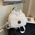 Sac bandoulière en nylon blanc avec détails en cuir marron et patch logo rond - Blanc
