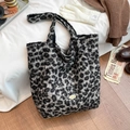 Primer plano de etiqueta metálica en bolso tote de felpa con estampado de leopardo - Leopardo Negro Gris (NM-2323) / Leopardo Negro