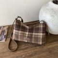 Vue détaillée du sac cabas en laine à carreaux avec bandoulière sur table en bois rustique - Marron