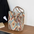 Detalle de bolso tote de felpa con estampado étnico y placa metálica frontal - Rombo Geométrico (NM-2323) / Rombo Azul
