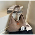 Détail du sac fourre-tout en tricot marron avec décor de chien en peluche et fermoir - Khaki