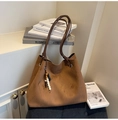 Détail d'un grand sac cabas en daim marron avec pendentif à pampilles en perles de bois - Marron