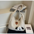 Détail du sac cabas en maille crème avec un écusson en peluche de chien de dessin animé - Blanc Cassé