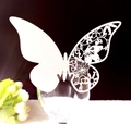 Detalle de tarjeta mariposa blanca cortada con láser con patrones florales calados - Blanco