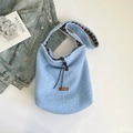 Hellblaue Plüsch-Tragetasche mit braunem Kordelzug und kariertem Futter für Damen - Crossbody Hellblau