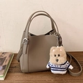 Sac seau en cuir grainé taupe avec charm chien et bandoulière réglable - Gris Éléphant (Avec Pendentif)