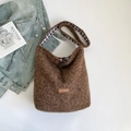 Braune Shopper-Tasche aus Teddyfell mit kariertem Innenfutter und Kordelzug - Crossbody Braun