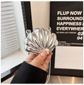 Mini bolso bandolera con forma de concha en plata metalizada y cadena fina para mujer - Estilo 2 Plata