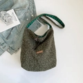 Dunkelgrüne Plüsch-Tragetasche mit Vintage-Karofutter und Leder-Label-Detail - Grün Crossbody