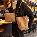 Set borsa tote e pochette in finto camoscio marrone con coulisse in un caffè all'aperto - Set da 2 pezzi / Marrone