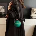 Borsa da sera sferica verde smeraldo con manico ad anello dorato e catenina - Verde