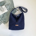 Dunkelblaue Teddy-Tasche mit kariertem Futter und Leder-Logo-Etikett-Detail - Crossbody Marineblau