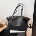 Borsa tote gotica nera con ciondolo a croce, borchie a stella e ampia tracolla regolabile - Nero