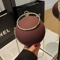 Pochette da sera sferica bordeaux con manico ad anello dorato e tracolla in catena - Marrone