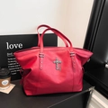 Grande borsa tote classica in pelle rossa con croce gotica argento e borchie a stella - Rosso