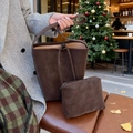 Borsa tote in pelle opaca testa di moro con astuccio abbinato e look autunnale - Set da 2 pezzi / Marrone