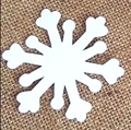 Weiße Schneeflocke Papierkarte auf braunem Jute-Hintergrund für Weihnachtsdekoration - Schneeflocke Stil 1