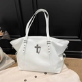 Grande borsa tote bianca con borchie a stella e ciondolo a croce in ecopelle - Bianco