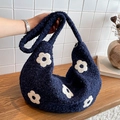 Bolso hobo de invierno en felpa azul marino con motivos florales blancos y textura suave - Azul