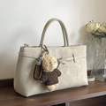 Cremeweiße strukturierte Handtasche mit süßem Teddybär-Anhänger und Doppelgriffen - Beige Mit Anhänger