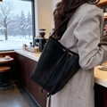 Borsa tote nera minimalista con finitura scamosciata e un elegante design con cordino - Set da 2 pezzi / Nero