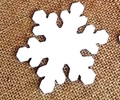 Weiße Schneeflocken Deko aus Papier für Weihnachten auf rustikalem Sackleinen-Hintergrund - Schneeflocken-Stil 2