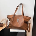Grande borsa tote marrone caramello con ciondolo a croce argento e borchie a stella rock - Marrone