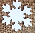 Weiße hexagonale Schneeflocke für Winterdeko auf braunem Jute-Hintergrund - Schneeflocke Stil 3