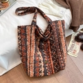 Bolso tote de felpa a rayas en marrón y naranja para un estilo de otoño e invierno - Estilo Rayado (NM-2323) / Marrón
