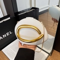 Pochette da sera bianca a forma di ciottolo con grande anello dorato e catena sottile - Bianco
