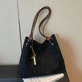 Sac fourre-tout noir mat avec fines anses marron et pendentif décoratif en perles - Noir