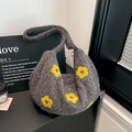 Bolso de media luna de punto gris oscuro con bordado de flores amarillas y sherpa - Gris