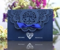 Detalle de la invitación de boda azul marino cortada con láser y lazo de satén - Azul oscuro