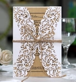 Detail van lasergesneden witte uitnodigingskaart met touwstrik en bloemendecoratie - Witte holle omslag en envelop voor binnenkaart (HK-69M)