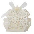 Detalle de patrón floral cortado con láser y lazo de organza en caja de dulces - 6x3.8cm / Marfil