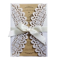 Elegante weiße Laserschnitt-Hochzeitseinladung mit Kraftpapier-Karte und Seifenschleife - Weißer Einband mit Kraftpapier-Innenseite