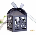 Vue détaillée des motifs de sapins de Noël découpés au laser sur boîte cadeau noire mate - Noir