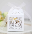 Weiße lasergeschnittene Hochzeits-Geschenkbox mit Herzmotiven und Seidenband - Weiß
