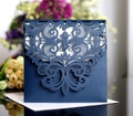 Elegante marineblaue Laserschnitt-Hochzeitseinladung mit RSVP-Karte und Perlglanz-Finish - Tintenblau