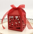 Détails de découpe laser de sapin de Noël et flocons sur boîte cadeau rouge - Rouge Perlé